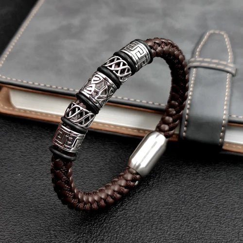 Náramek z hnědé kůže ve starověkém vikingském stylu