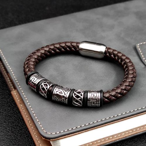 Náramek z kůže ve starověkém vikingském stylu