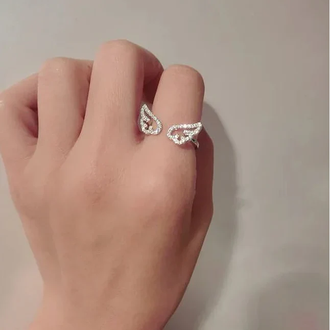 Ring med englevinger og strass