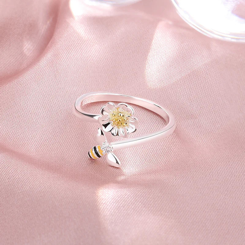 Justerbar ring med bi og blomst