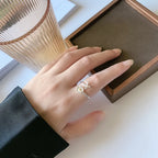 Justerbar ring med bi og blomst