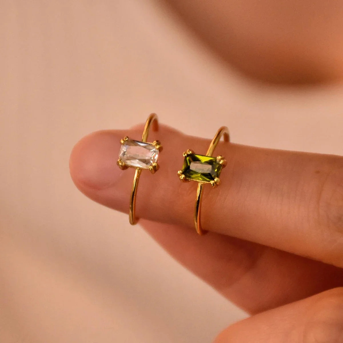 Justerbar ring med rektangulær februar-fødselssten