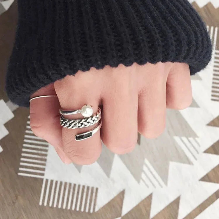 Sølvfarget ring med perle