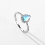 Ring med månesten og zirkon