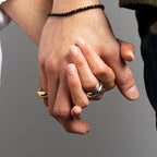 Elegant bred ring med dråbeformet vand i sølv