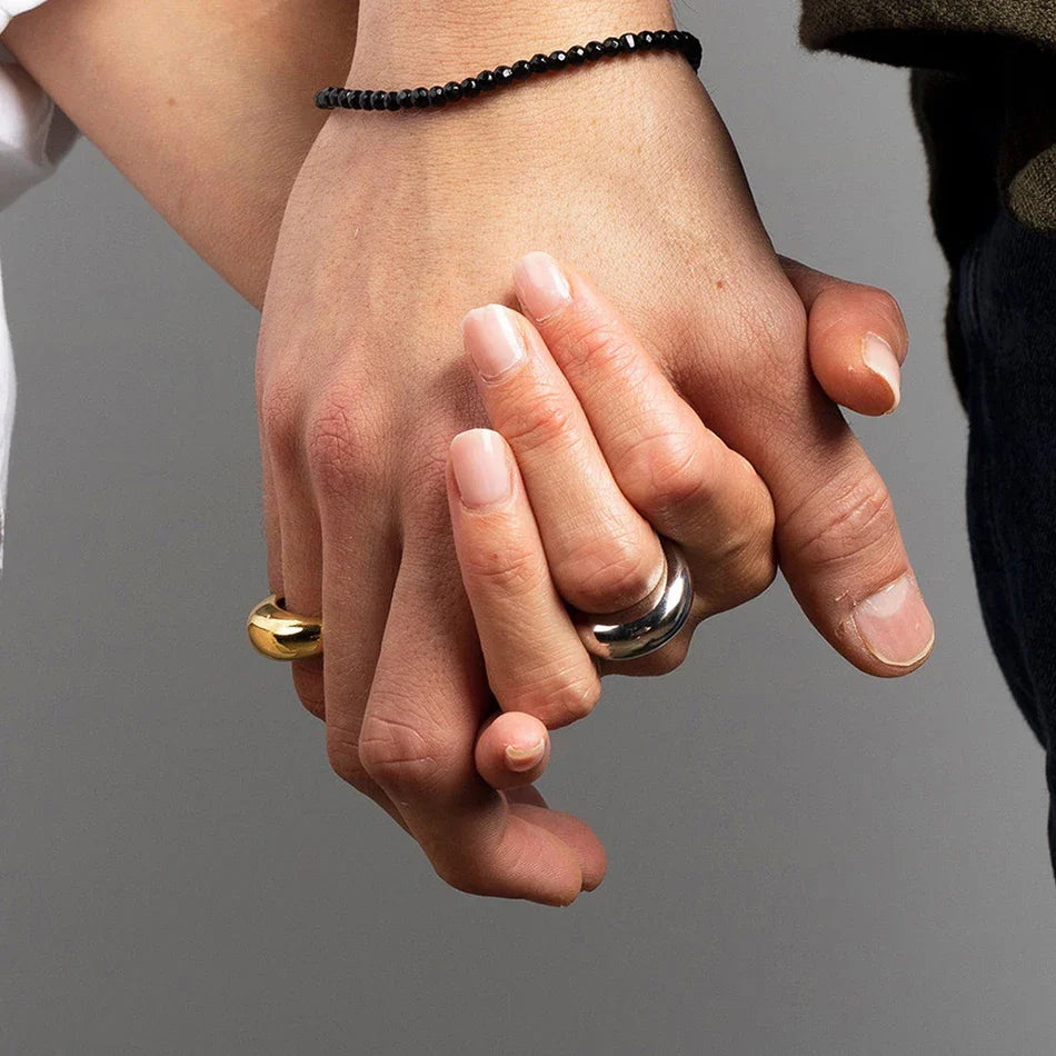 Elegant bred ring med dråbeformet vand i sølv