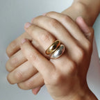 Elegant bred ring med dråbeformet vand i sølv