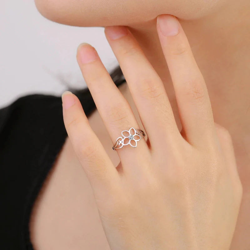 Ring med 5-petals blomst og sølv zirkon