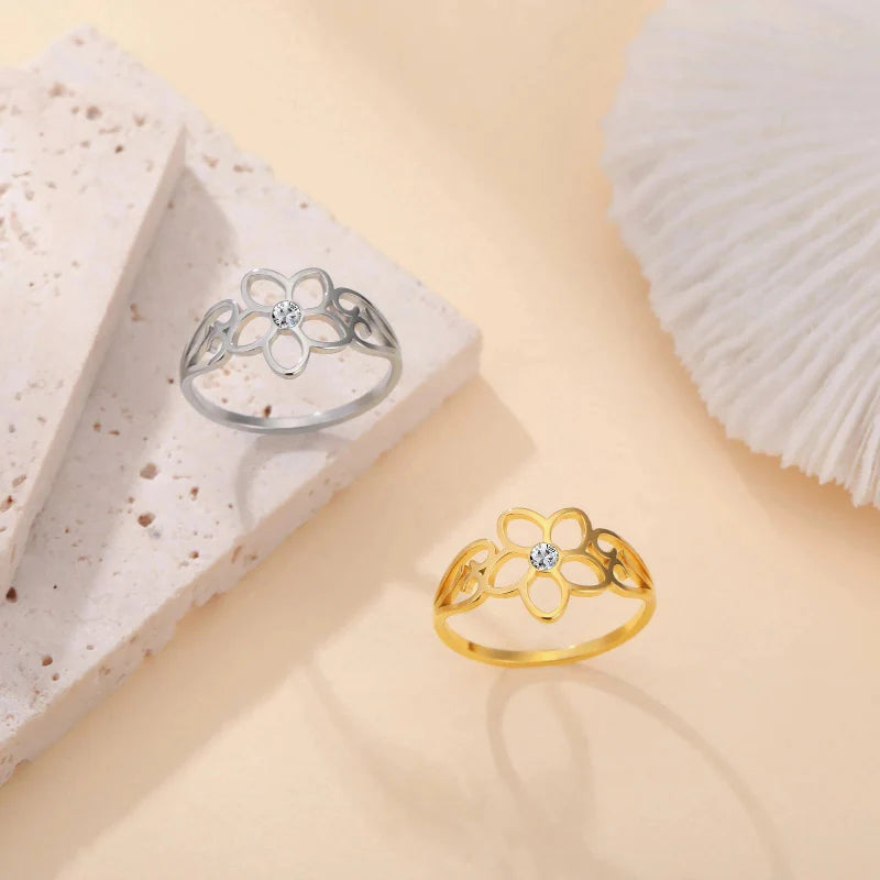 Ring med 5-petals blomst og sølv zirkon