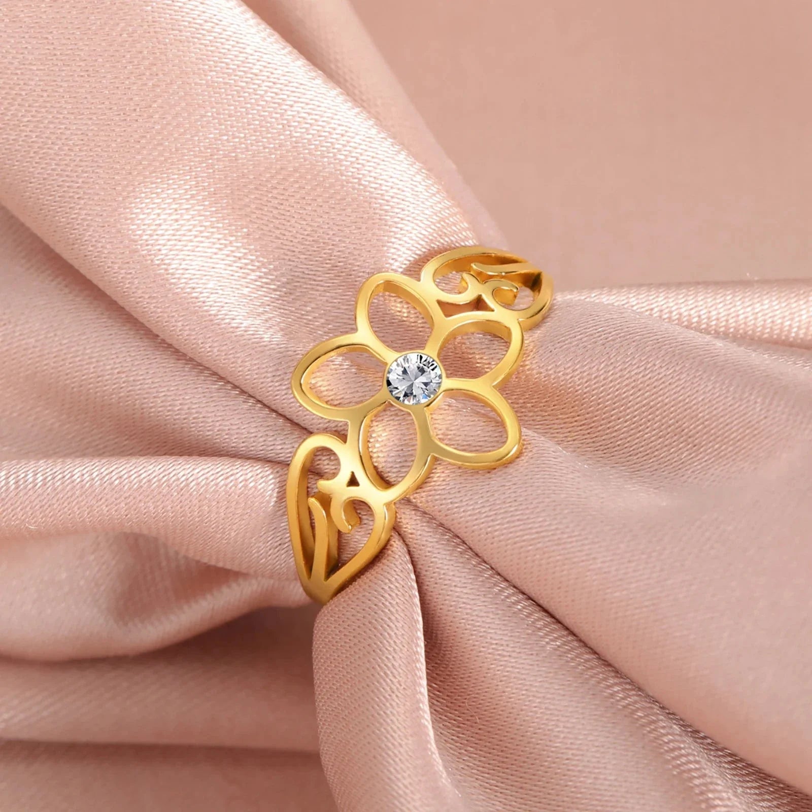 Ring med 5-petals blomst og guld zirkon
