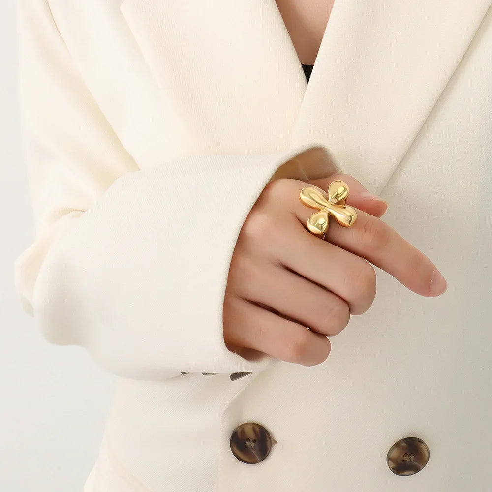 Ring med stor blomst i vintage-stil