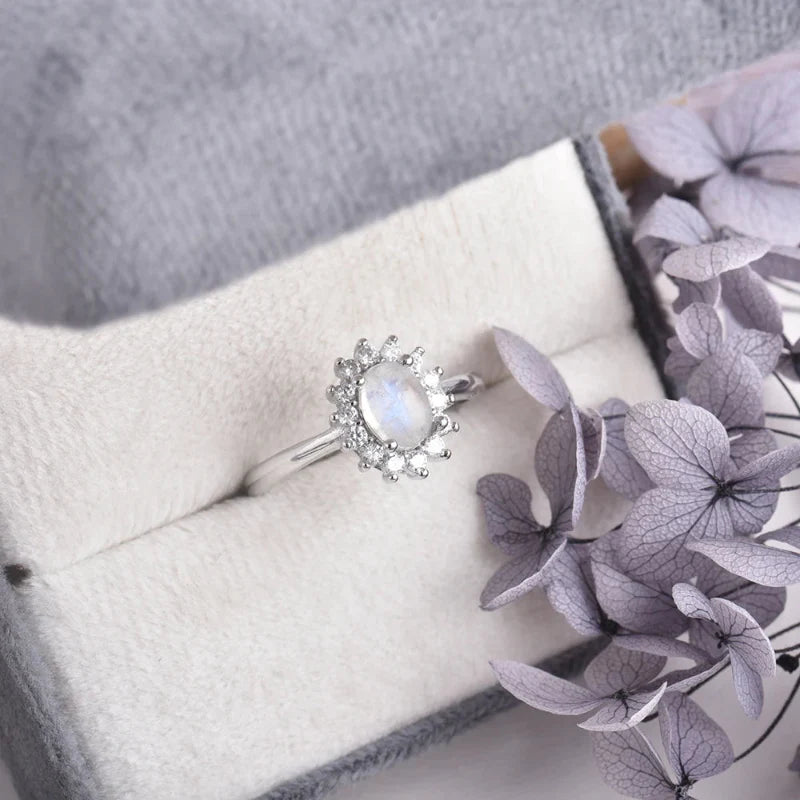 Oval ring med månesten og zirkon