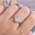 Oval ring med månesten og zirkon