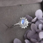 Oval ring med månesten og zirkon