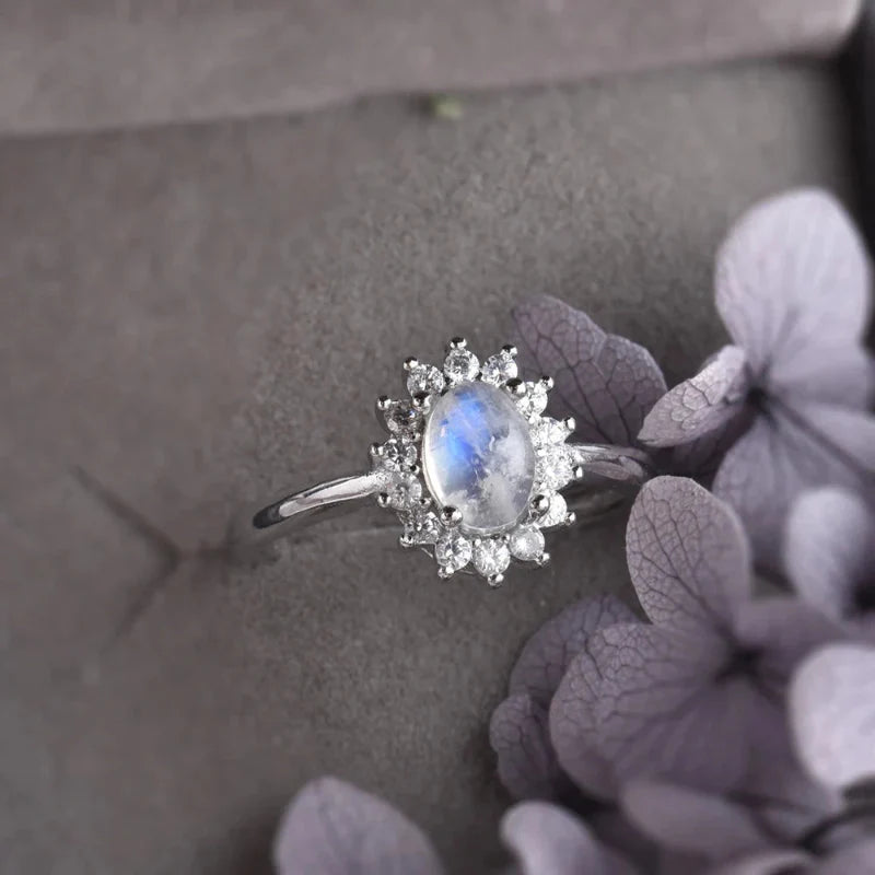 Oval ring med månesten og zirkon