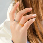 Ring med pote-design i guld og sølv