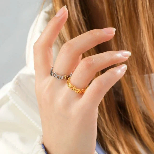 Ring med pote-design i guld og sølv