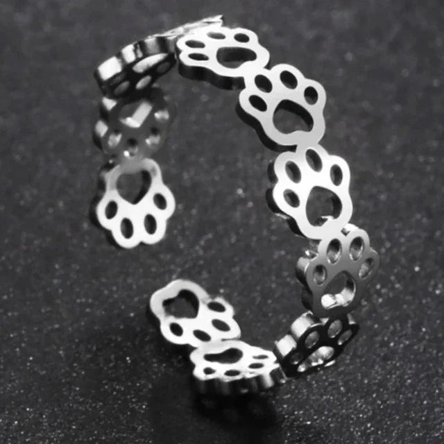 Ring med pote-design i sølv