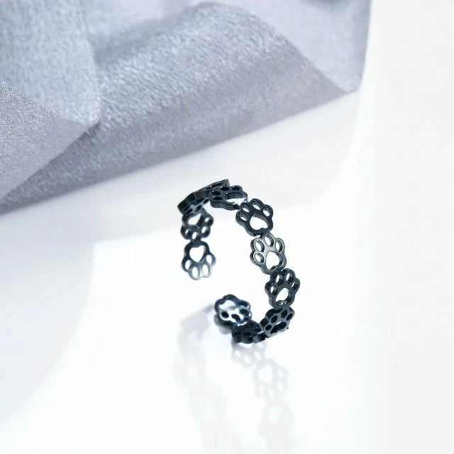 Ring med pote-design i sort