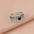 Sølvfarvet Ring med Sort Hjerte til Kvinder