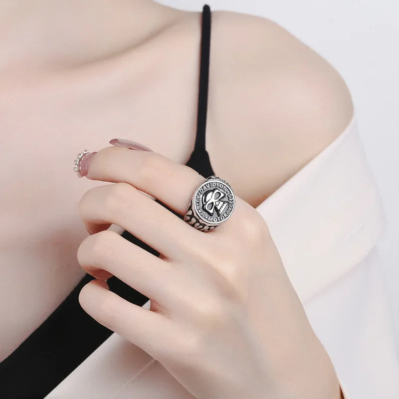 Ring med gotisk dødningehode-ring