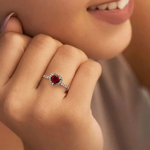 Ring med hjerte og rød zirkon og sølv
