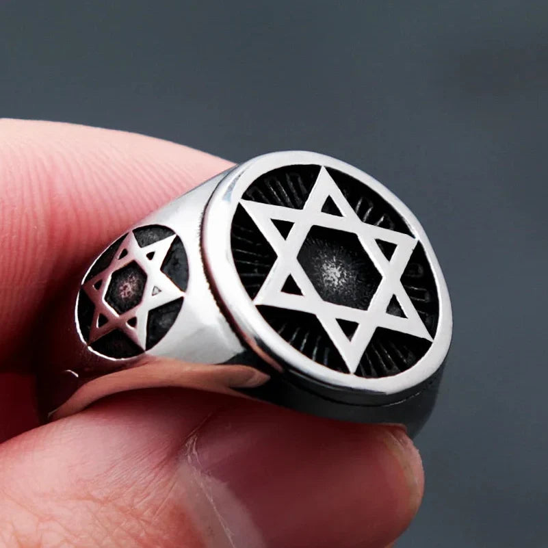 Ring med inngravert Davidsstjerner, jødisk symbolikk