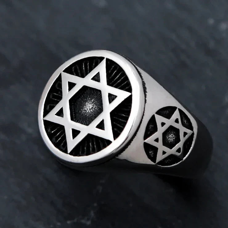 Ring med inngravert Davidsstjerner, jødisk symbolikk