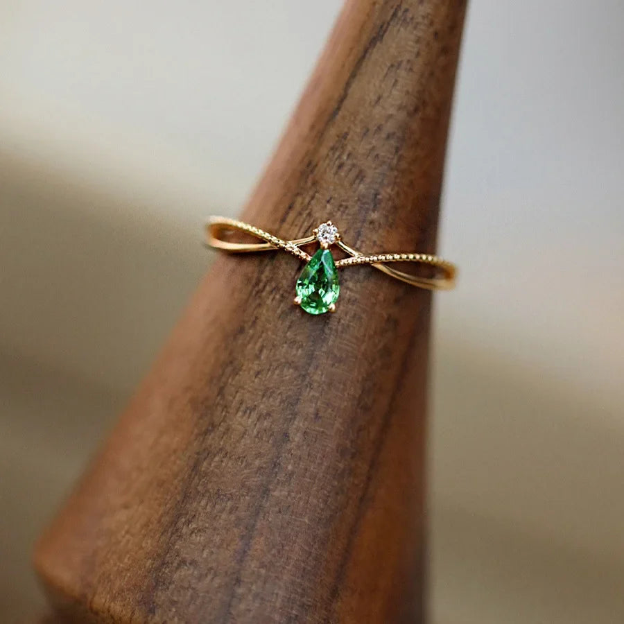 Bague avec Goutte d'Eau en Pierre et Zircon