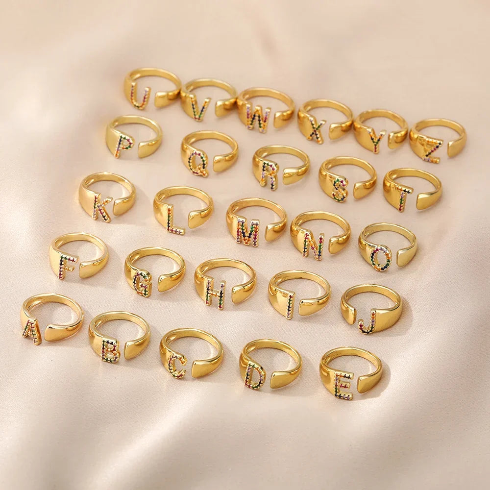 Bred personlig ring med regnbueinitial