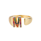 Bred personlig ring med regnbueinitial m