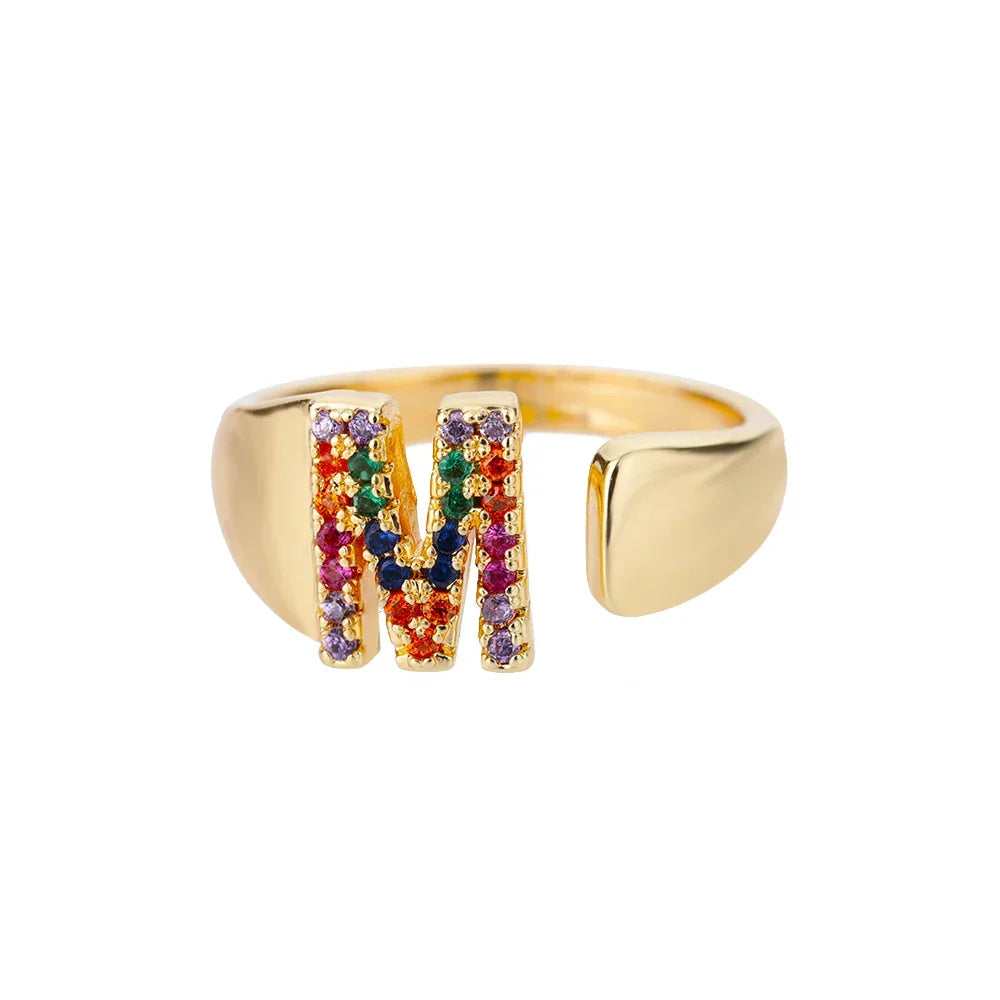 Bred personlig ring med regnbueinitial m