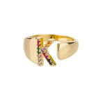 Bred personlig ring med regnbueinitial k