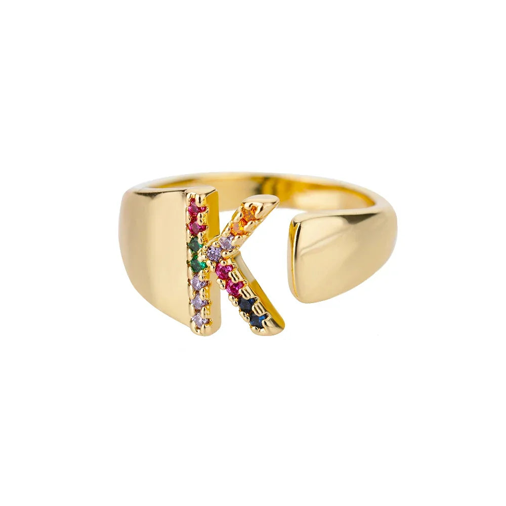 Bred personlig ring med regnbueinitial k
