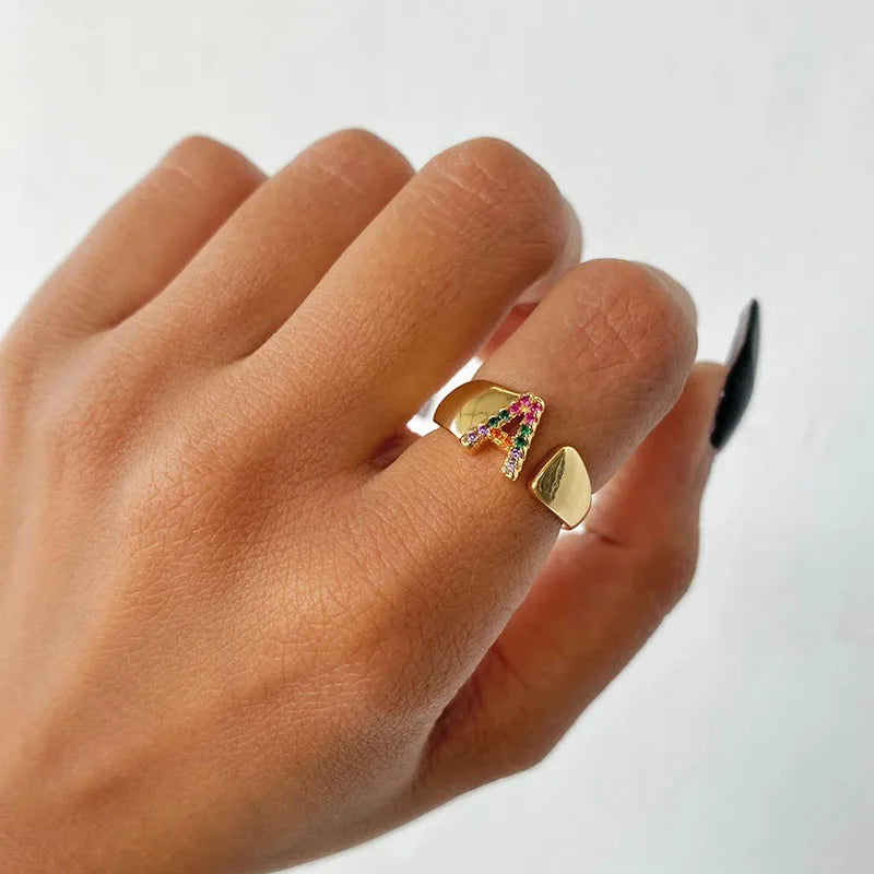 Bred personlig ring med regnbueinitial