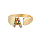 Bred personlig ring med regnbueinitial a