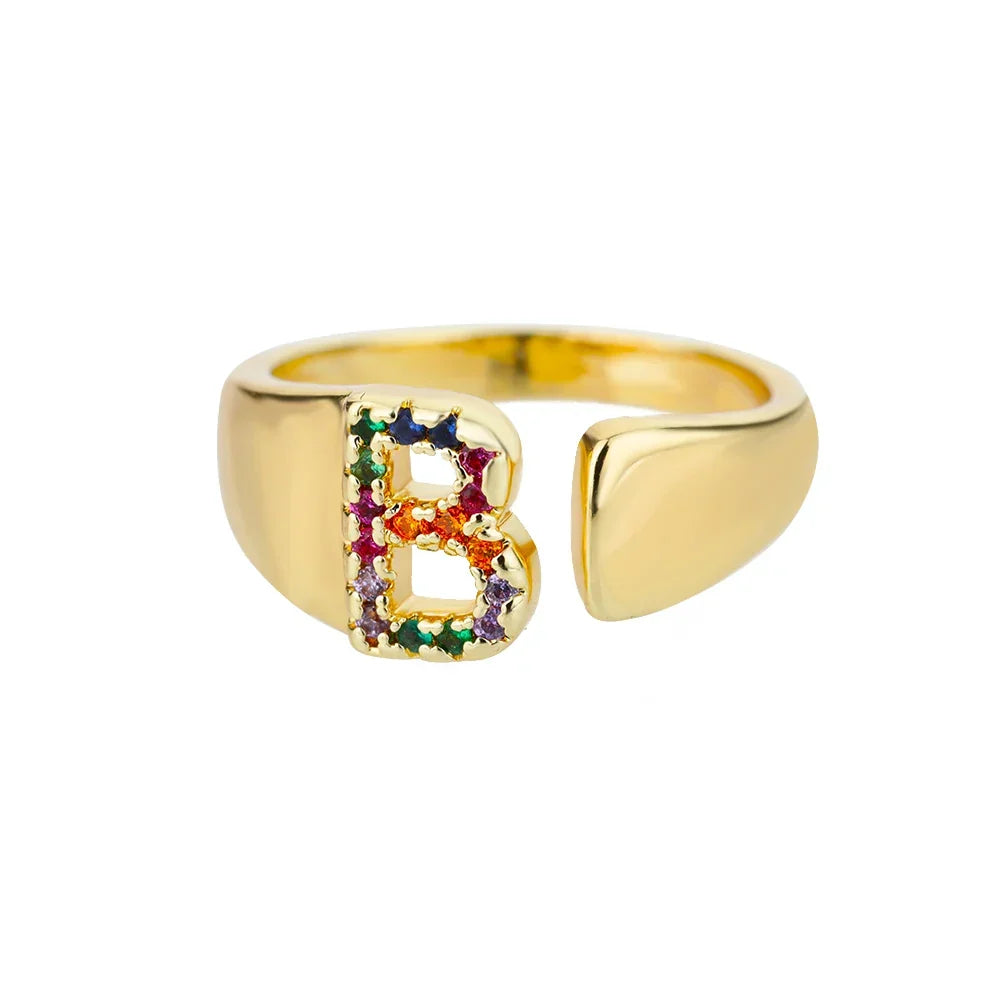 Bred personlig ring med regnbueinitial b