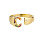 Bred personlig ring med regnbueinitial c