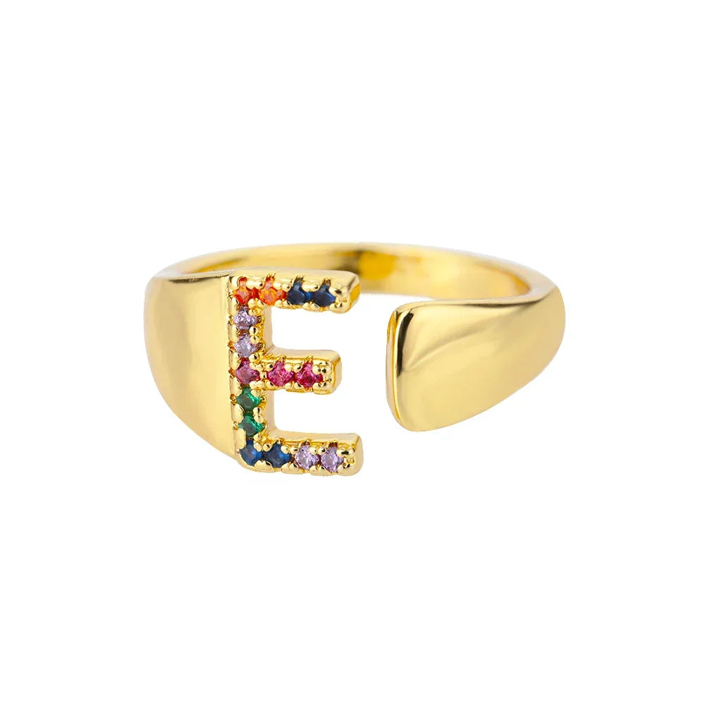 Bred personlig ring med regnbueinitial e
