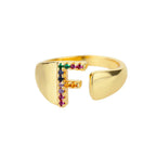 Bred personlig ring med regnbueinitial f