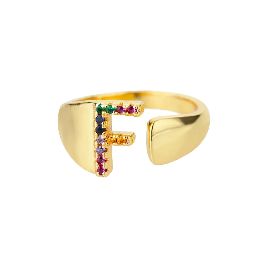 Bred personlig ring med regnbueinitial f