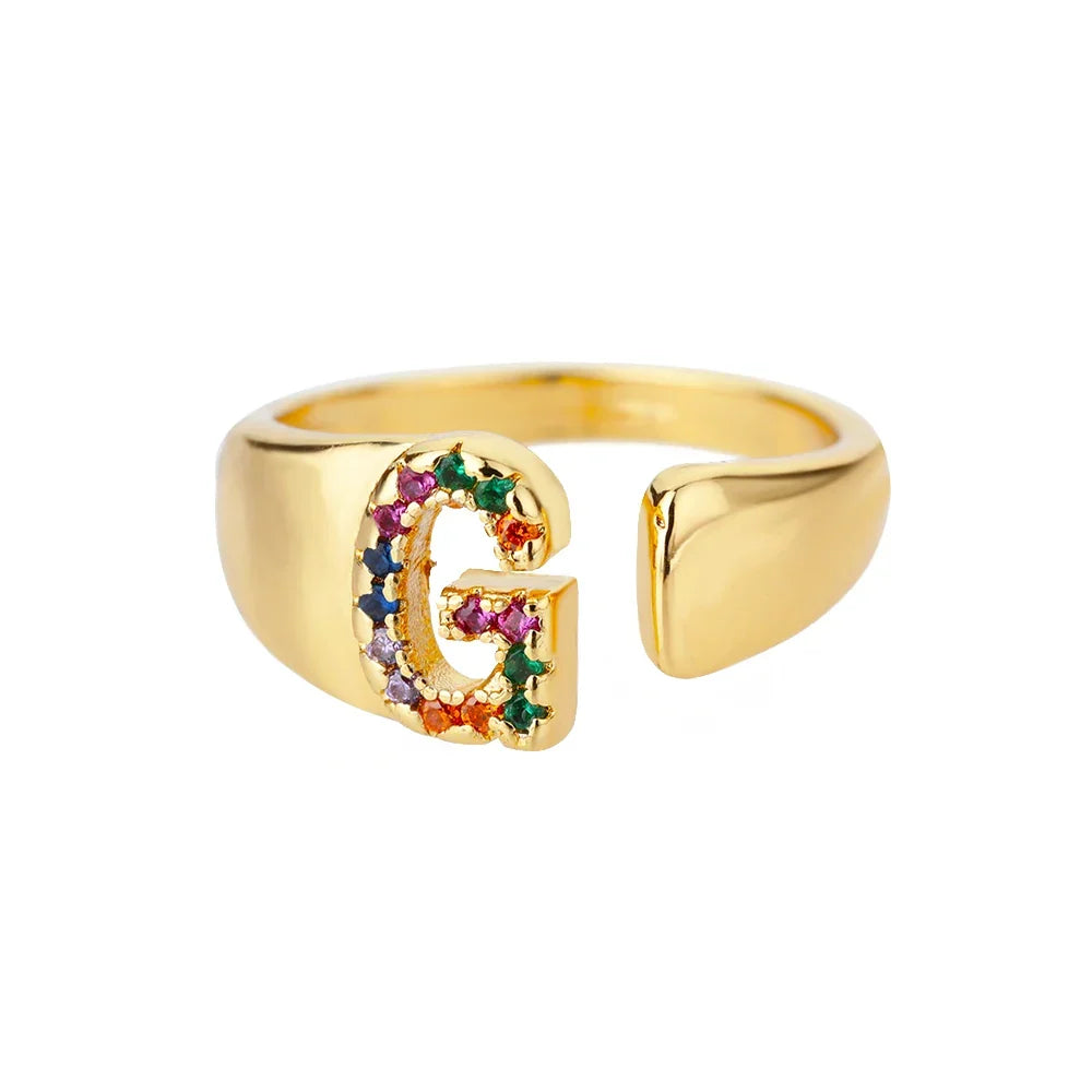 Bred personlig ring med regnbueinitial g