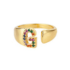 Bred personlig ring med regnbueinitial g