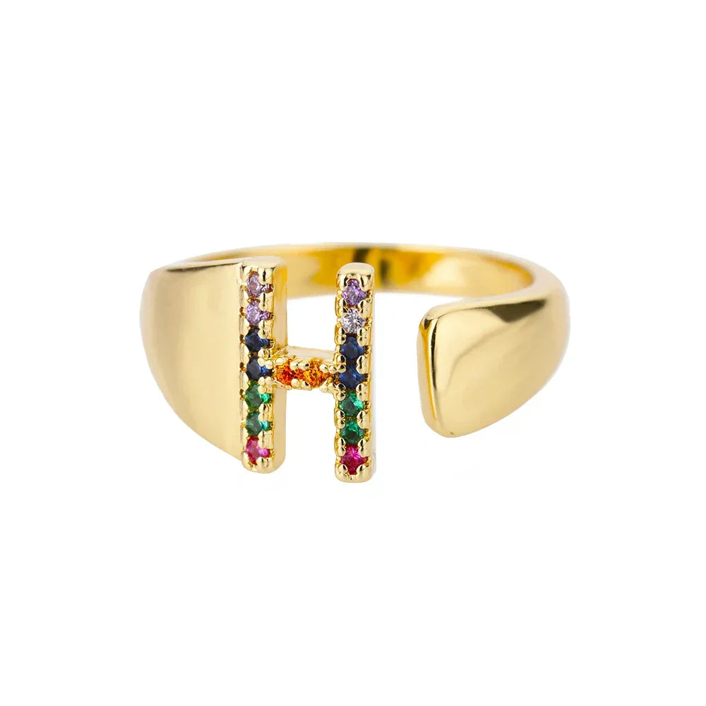 Bred personlig ring med regnbueinitial h