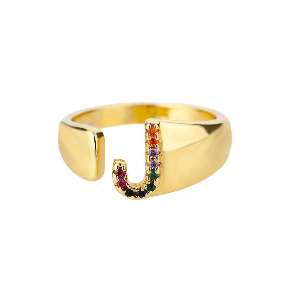 Bred personlig ring med regnbueinitial j