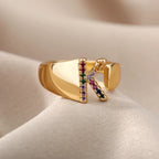 Bred personlig ring med regnbueinitial