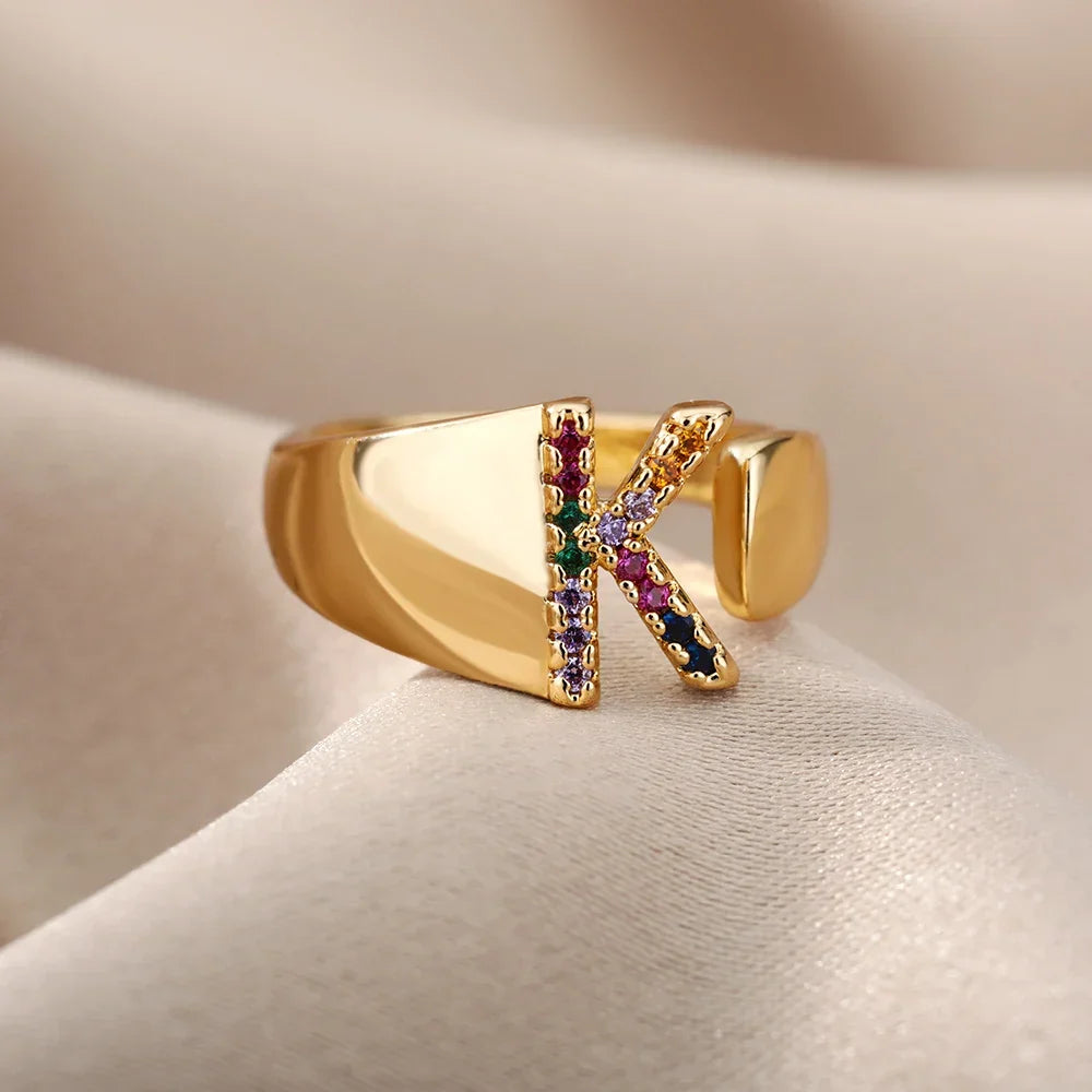 Bred personlig ring med regnbueinitial