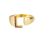 Bred personlig ring med regnbueinitial l