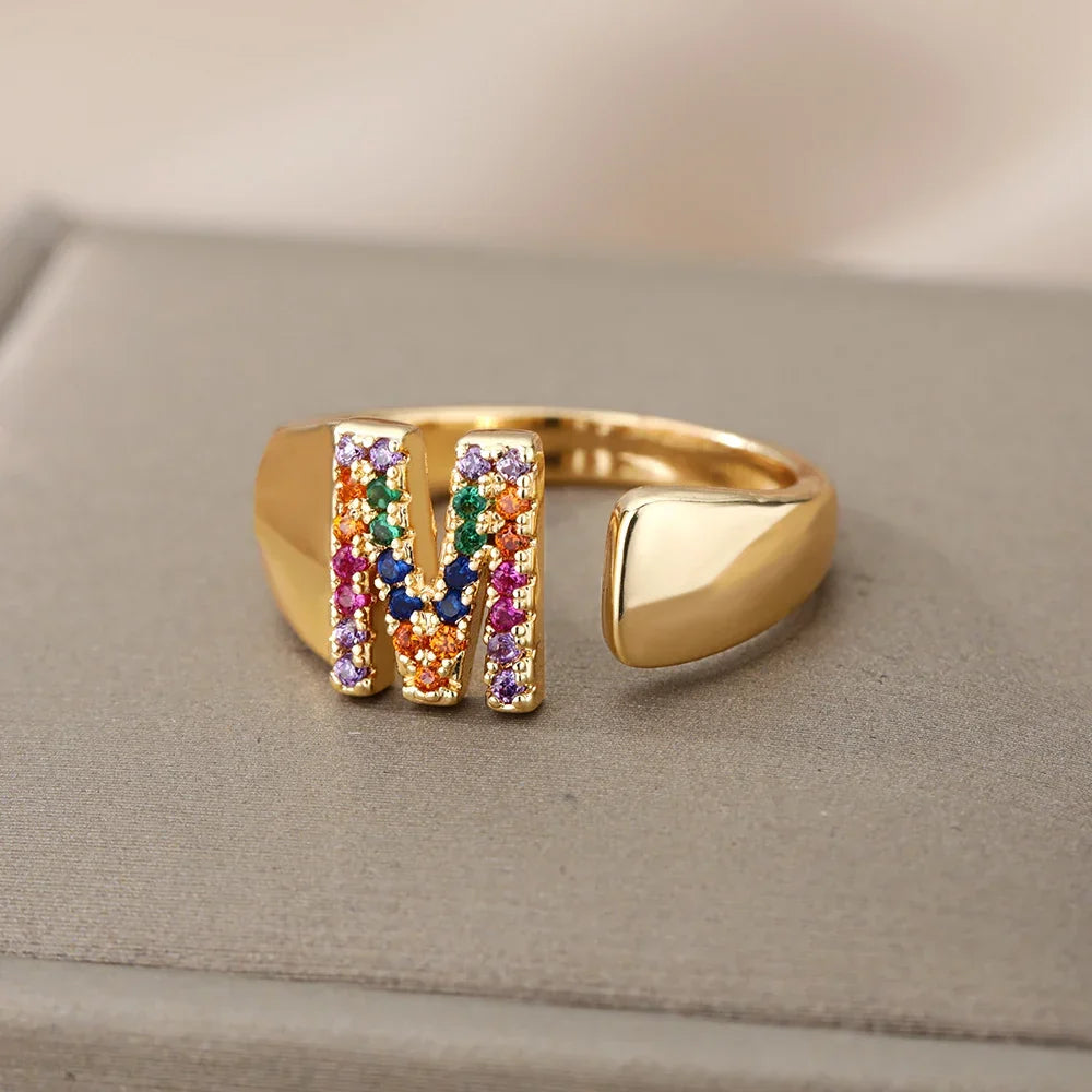 Bred personlig ring med regnbueinitial m