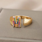 Bred personlig ring med regnbueinitial m